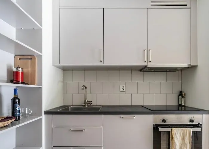 Central Apartment 5Min Drive To The Airport.
